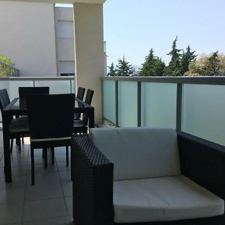 Magnifique 2 Pieces Avec Piscine Proche De Cannes
